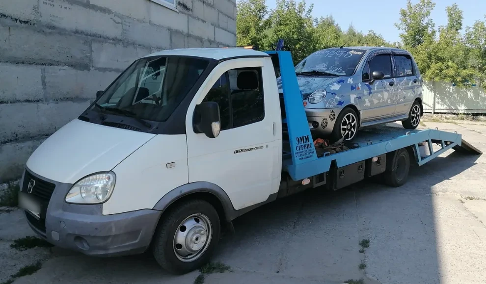 Перевозка легкового автомобиля на синей платформе